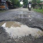 Jalan poros kecamatan yang diaspal cepat rusak, sehingga pemkab melakukan pembangunan dengan sistem cor beton. foto: eky nurhadi/ BANGSAONLINE