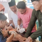 PSBB dan JCP bersama Pemdes Bicorong saat menggelar khitanan massal gratis di aula balai desa setempat.