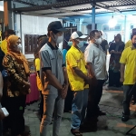 Ketua DPD Partai Golkar Sidoarjo, Adam Rusydi, saat melantik empat pengurus desa di Desa Jenggot, Krembung. Foto: MUSTAIN/BANGSAONLINE