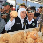 Gubernur Jatim Khofifah didampingi Bupati Situbondo Karna saat berdialog dengan pedagang Pasar Panarukan.