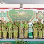 Ketua PC Muslimat NU Kabupaten Kediri, Mudawamah (paling kiri), dan Wakil Bupati Kediri, Dewi Mariya Ulfa (hijab putih), bersama pengurus PC Muslimat NU Kabupaten Kediri Periode 2022-2027. Foto: Ist