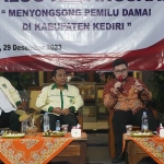 Bupati Kediri, Hanindhito Himawan Pramana (pegang mik), saat memberi sambutan dalam acara dialog Kebangsaan bersama Pemuda Katolik. Foto: Ist 