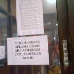 pengumuman mogok.foto:nur faishal/BANGSAONLINE