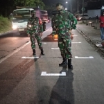 Dandim 0830/Surabaya Utara, Kolonel Inf Sriyono ketika memantau pengecatan jarak kendaraan.