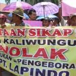 Puluhan warga membawa spanduk saat aksi unjuk rasa di lokasi sumur Tanggulangin 1 di desa Kedungbanteng, Sidoarjo, Jawa Timur, 11 Januari 2016. TEMPO/Aris Novia Hidayat