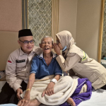 Mbah Mardijiyono (tengah) terlihat bahagia saat dibesuk oleh Kadaker Madinah,Khalilurrahman