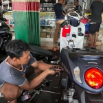 Budi Motor yang berlokasi di Jl. Hayam Wuruk Semanding Barat saat menangani motor dengan keluhan brebet usai isi Pertalite (dok. Ist)