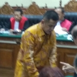 Terdakwa Taufiqurrahman saat berkoordinasi dengan tim kuasa hukumnya, usai putusan hakim.