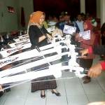 Dewanti Rumpoko saat penyerahan bantuan hand-tractor pada para Kelompok Tani Kota Batu, Senin (1/8). foto: DIKMAN/ BANGSAONLINE