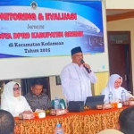 Wakil Ketua DPRD Gresik, Mujid Riduan, saat monitoring dan evaluasi serta sosialisasi anggaran di Kecamatan Kedamean. Foto: Ist