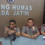 Irjen Pol Luki Hermawan M.Si beramah tamah dengan awak media di Balai Wartawan usai penyambutannya sebagai Kapolda Jatim yang baru, Senin (10/9). foto: ANATASIA/ BANGSAONLINE