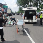 Aparat kepolisian dari Unit Laka Lantas Polresta Sidoarjo saat mengevakuasi korban di depan Showroom Cahaya Abadi, Waru Sidoarjo, Sabtu (21/3/2021). foto: Dok. Polresta Sidoarjo