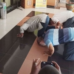 Sebagian warga yang sujud syukur di kantor Walikota Pasuruan.