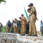 Pj Bupati Pamekasan Masrukin bersama stakeholder terkait saat meninjau program TMMD di Desa Tampojung Pregi. 