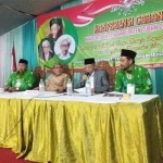 KH Cholil - KH Mustain memberikan sambutan usai ditetapkan sebagai Rais Syuriah dan Ketua Tanfidziah terpilih.