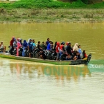 BAHAYA: Perahu tambang di Dusun Mruwut, Desa Semambung, Kecamatan Kanor tampak dipenuhi penumpang yang menyeberang untuk liburan. foto: EKY NURHADI/ BANGSAONLINE
