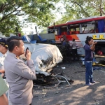Kapolres Ngawi saat di lokasi kejadian pasca terjadi kecelakaan.