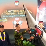 Pataka Pemilu 2024 saat tiba di Kantor KPU Surabaya.