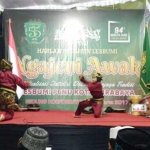 Pementasan seni pencak silat Pagar Nusa saat puncak Harlah Lesbumi NU ke-55 di Kantor PCNU Surabaya.