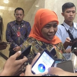 Gubernur Jatim, Khofifah Indar Parawansa saat menjawab pertanyaan wartawan. foto: DIDI ROSADI/ BANGSAONLINE