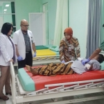 Wiji saat mendapat perawatan medis dari petugas rumah sakit.