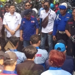 Pimpinan Konfederasi SPSI Kabupaten Mojokerto Suwandy Firdaus, saat akan memberangkatkan ribuan buruh