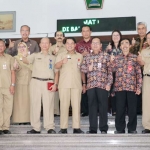 Sekkota Malang Wasto, bersama para pejabat Pemkab Malang dan Pemkot Batu, saat foto bersama di depan ruang sidang Balaikota, Selasa (07/08). foto: ist