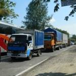 Jalur Ngawi-Sragen yang merupakan jalan nasional diperbaiki jelang Lebaran. 
Foto Zainal Abidin/ HARIAN BANGSA

