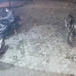 Seorang pria tertangkap kamera CCTV melakukan aksi pencurian sepeda motor di depan kantor perusahaan ekspedisi J&T Tuban di Jalan Dr. Wahidin Sudiro Husodo, Kelurahan Latsari, Kabupaten Tuban, Kamis (6/1/2022) malam.