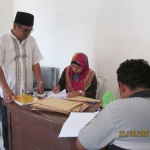 Heru Kuncahyono sedang monitoring proses penyerahan dokumen lamaran. foto: HENDRO/ BANGSAONLINE