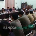 Suasana rapat komisi C DPRD Jombang bersama BLH terkait pertambangan, Selasa (20/9). foto: ROMZA/ BANGSAONLINE