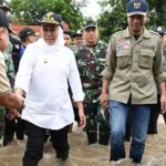 Foto ilustrasi saat Khofifah Indar Pawansa meninjau lokasi banjir. foto: istimewa/ bangsaonline.com