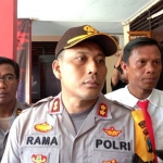 Kapolres Bangkalan AKBP Rama Samtama Putra (tengah) didampingi Kasatreskrim AKP David Manurung (kanan) dan Kasubbag Humas Iptu Suyitno (kiri).