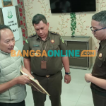 Lujeng Sudarto saat mendatangi kantor Kejaksaan Negeri Kabupaten Pasuruan untuk melaporkan dugaan penyimpangan dana hibah petani kopi.