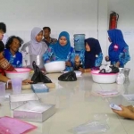 Para penyandang disabilitas saat mengikuti pelatihan membuat aneka macam kue di kantor BLK Bojonegoro. foto: EKY NURHADI/ BANGSAONLINE