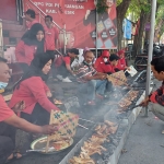 Bendahara DPC PDIP Gresik Siti Muafiyah bersama pengurus lain saat bakar ikan bersama. foto: SYUHUD/ BANGSAONLINE