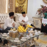  Prof Dr KH Asep Saifuddin Chalim, MA, saat menerima kedatangan Wakil Ketua Umum Partai Persatuan Pembangunan (PPP) Agus Suparmanto di Pondok Pesantren Amanatul Ummah di Jalan Siwalankerto Utara Surabaya, Rabu (5/11/2025). Foto: MMA/bangsaonline