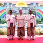 Aries Agung Paewai berfoto bersama Wali Kota Batu Nurochman dan Wakil Wali Kota Heli Suyanto