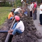 Proses pemasangan pipa jaringan distribusi tersier di Desa Kemantrenrejo.
