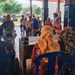 Dinas Perkim saat melakukan sosialisasi kepada masyarakat penerima BSPS tahun 2020 di Kantor Desa Kwadungan, Kecamatan Ngasem. (foto: kominfo)