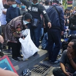 Wali Kota Risma punguti sampah-sampah di antara para pendemo.