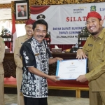 Bupati Fauzi pada saat penyerahan Surat Keputusan (SK) Pensiun PNS Terhitung Mulai Tanggal (TMT) Agustus dan September 2022, di Pendopo Agung Keraton Sumenep, Senin (05/09/2022).