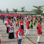 Bu Min bersama ratusan ibu-ibu berkerudung  merah ketika senam di areal BGS. foto: ist.