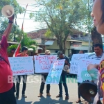 Aksi massa yang mengatasnamakan Forum Masyarakat Peduli Pemilu Bersih (For Peber) saat berunjukrasa di depan kantor Bawaslu. foto: AKINA/ BANGSAONLINE