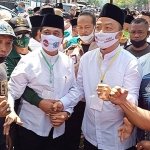 Pasangan QA diiringi hadrah dan ratusan pendukung saat tiba di kantor KPU Gresik. foto: SYUHUD/ BANGSAONLINE