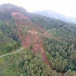 Tampak longsoran tanah sepanjang sekitar 300 meter menutupi jalur utama Kampak-Munjungan Trenggalek, Selasa (23/1).