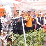 Gubernur Khofifah secara simbolis membuka kran air bersih dan disambut tepuk tangan seluruh warga yang hadir.