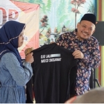 H. Rohani Siswanto (Anggota DPRD Provinsi Jawa Timur) memberikan kaos secara simbolis.