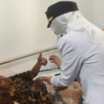 Wali Kota Kediri saat mengunjungi janda perintis kemerdekaan, Suprihatin (91) di Kelurahan Tosaren. Foto: Ist