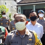 Kapolres Kediri Kota, AKBP Miko Indrayana memberi penjelasan kepada wartawan usai berdialog dengan warga Kedak. (foto: MUJI HARJITA/ BANGSAONLINE)